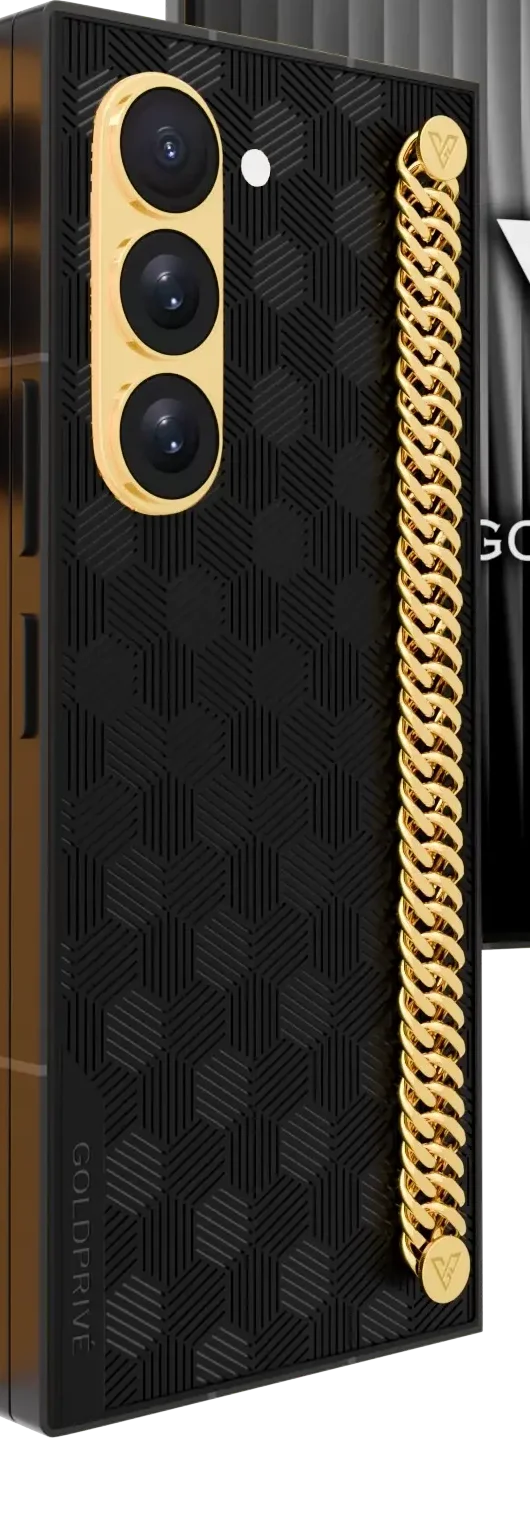 Ledger Link Gold Samsung Galaxy Z Fold8 Ultra close-up of the polished chain and fine hexagon texture