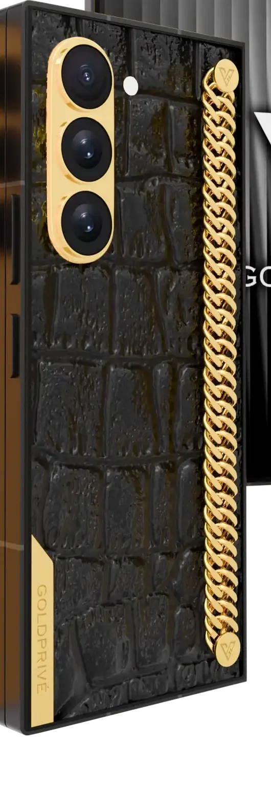 Wild Elegance Link Gold Samsung Galaxy Z Fold8 Ultra close-up in 24K Gold of the curb chain lying on crocodile leather