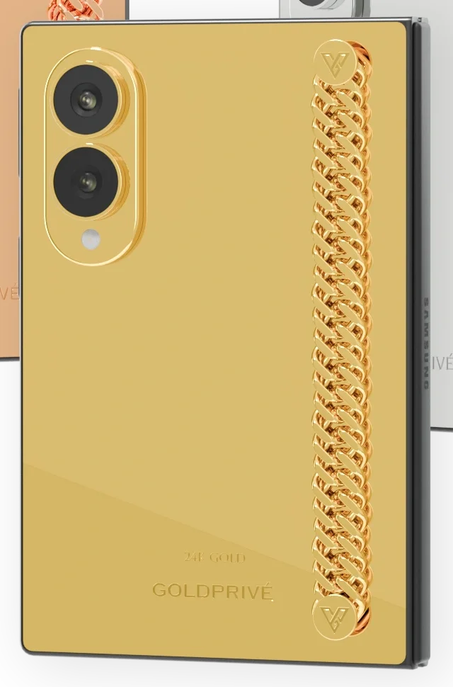 Sovereign Link Gold Samsung Galaxy Z Fold8 close-up of the 24K Gold curb chain beside the polished camera island