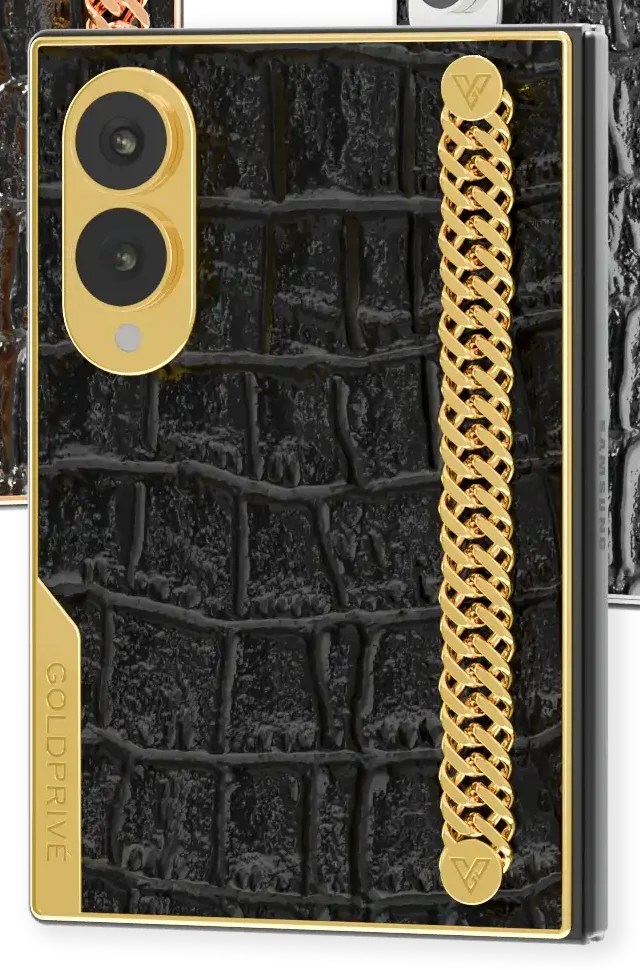 Wild Elegance Link Gold Samsung Galaxy Z Fold8 close-up in 24K Gold of the curb chain and its mounts on crocodile leather